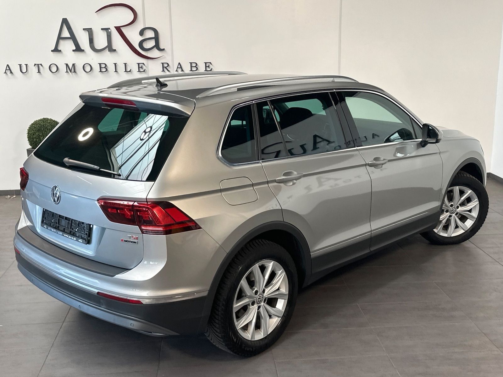 Fahrzeugabbildung Volkswagen Tiguan 1.4 TSI DSG 4M NAV+LED+SHZ+HUD+ACC+AHK