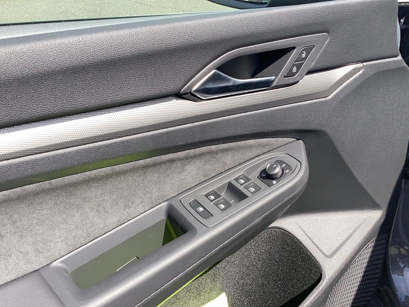 Fahrzeugabbildung Volkswagen Golf VIII eTSI Edition 50 DSG Matrix AHK Pano HU