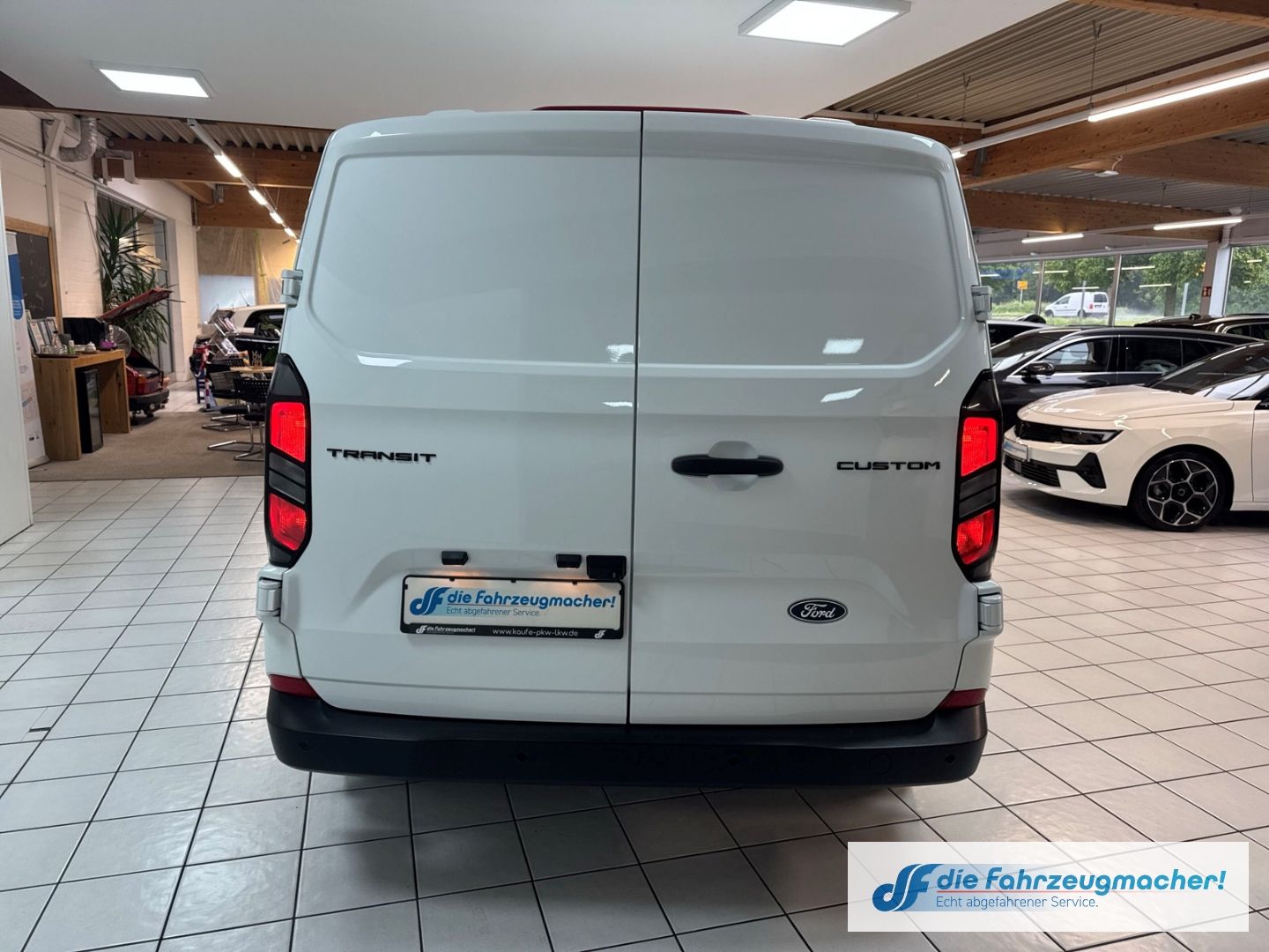 Fahrzeugabbildung Ford Transit Custom Kasten 320 L2 Trend FWD Navi LED