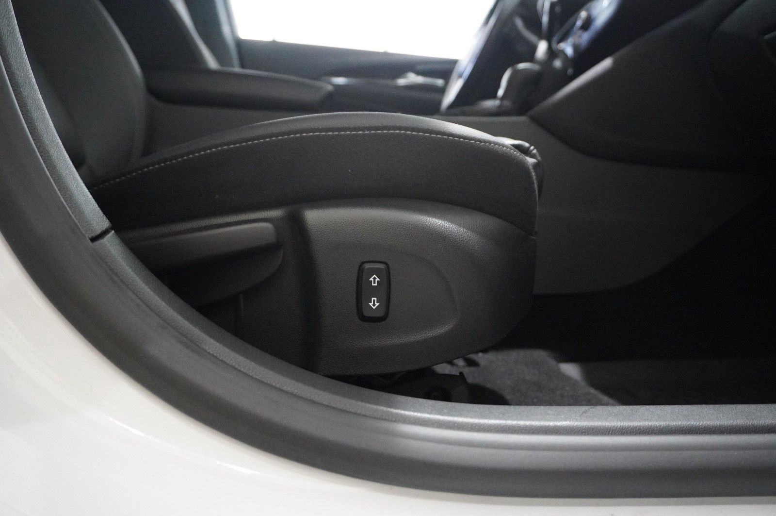 Fahrzeugabbildung Opel Insignia B ST 2.0D BUSINESS NAVI/HUD/KAMERA/AHK