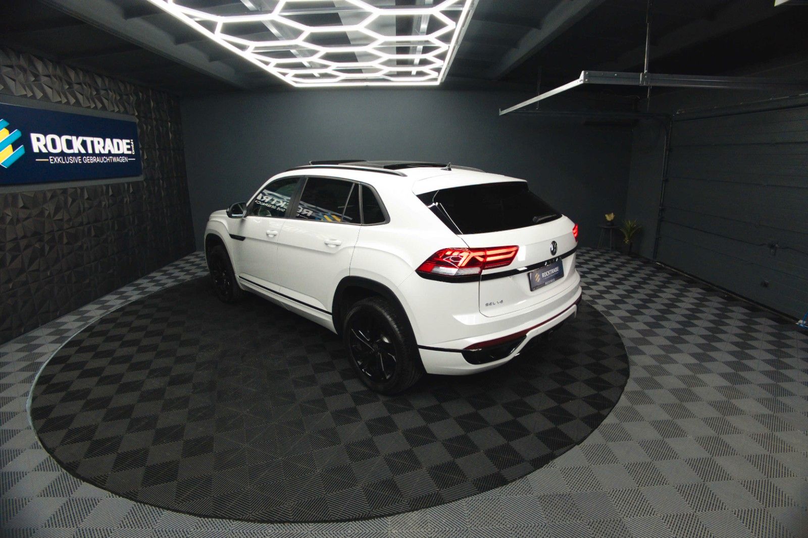 Fahrzeugabbildung Volkswagen ATLAS 3.6 Cross Sport 4x4 R-Line Black 4Motion