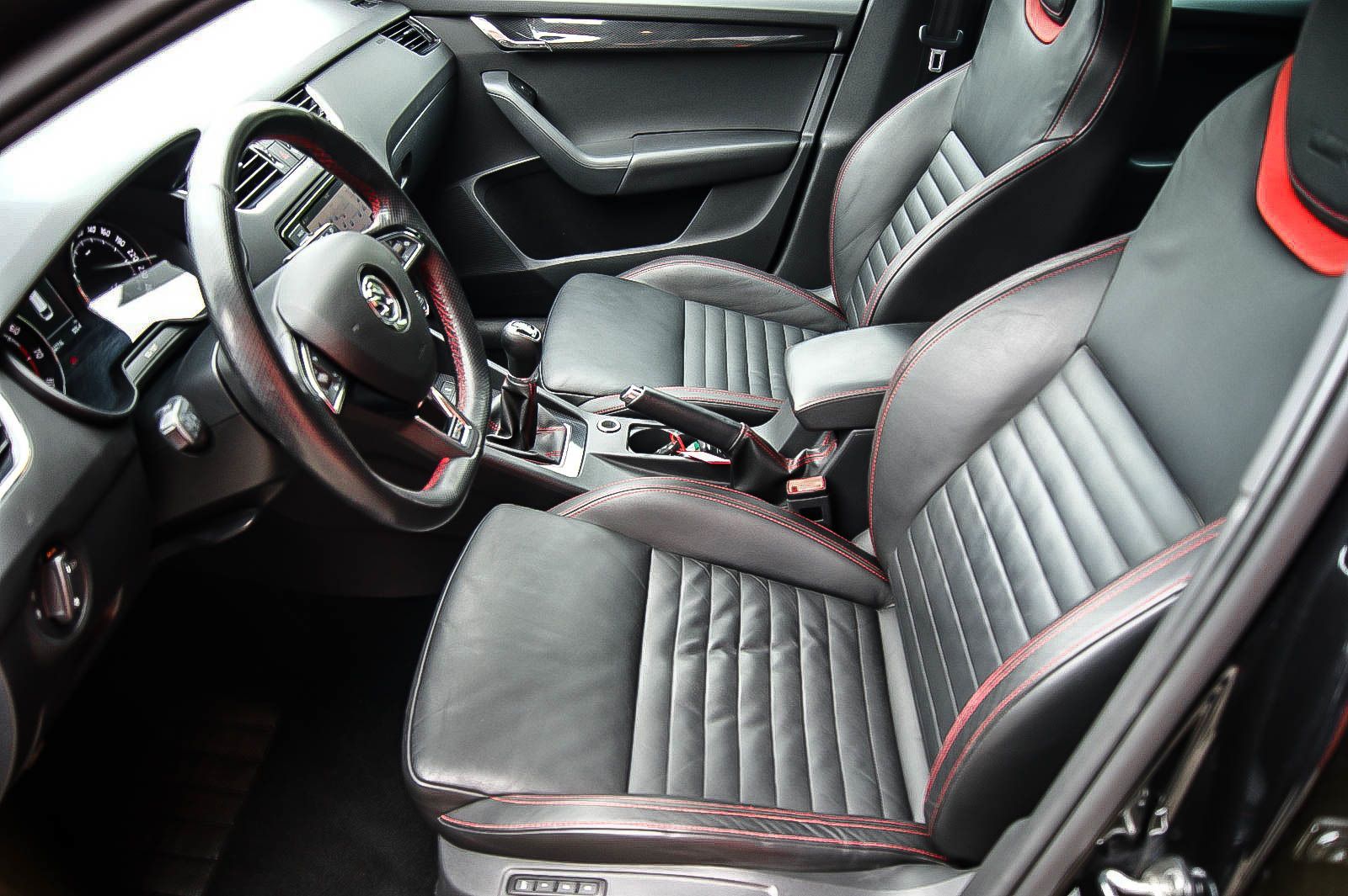 Fahrzeugabbildung SKODA Octavia Combi RS 20TSI CHALLENGE XL LEDER XENON