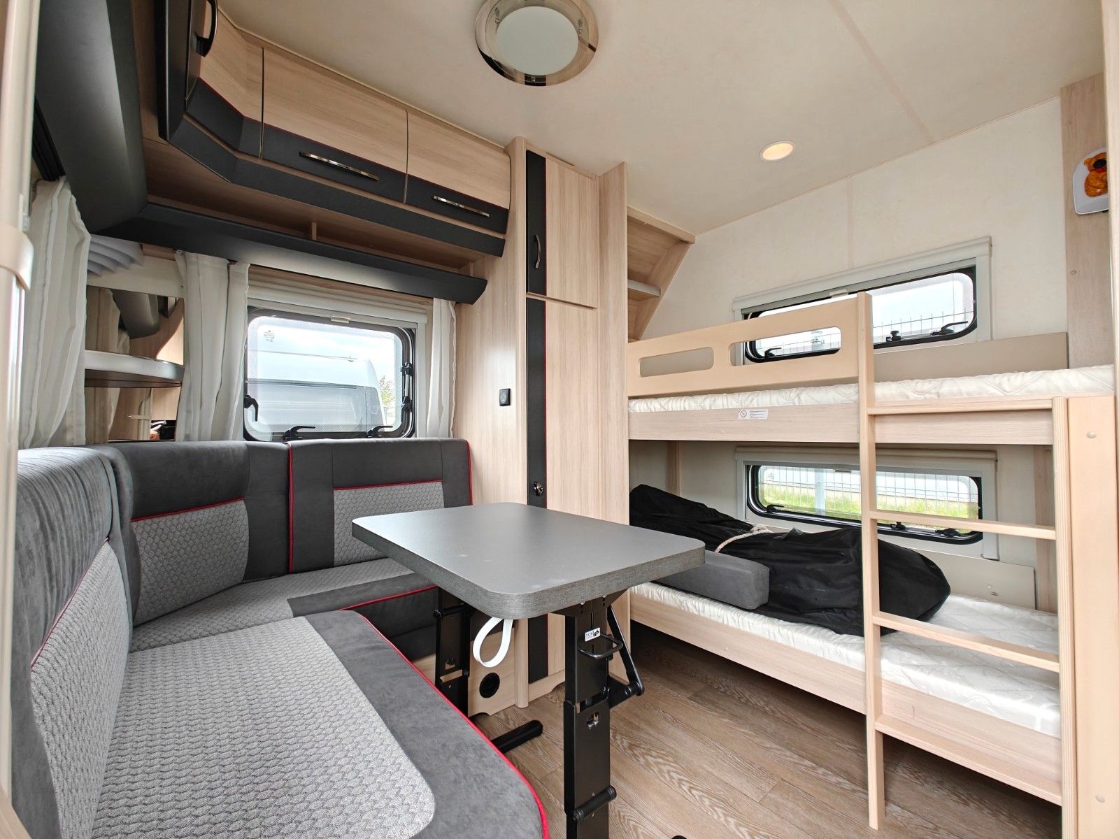 Fahrzeugabbildung Hobby De Luxe Edition 650 KMFe - Etagenbetten, 2x Sitz