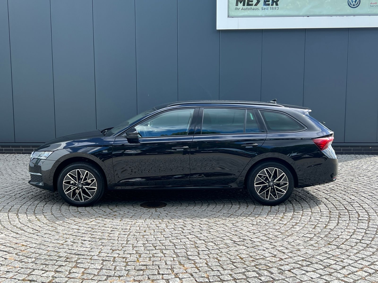 Fahrzeugabbildung SKODA Octavia Combi TOUR 2.0 TDI DSG *AHK, Travel Assi