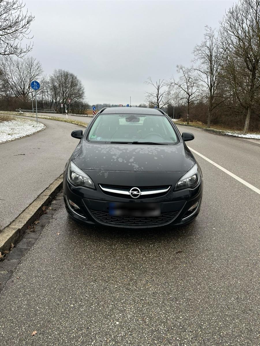 Opel Astra 2013 — rear view