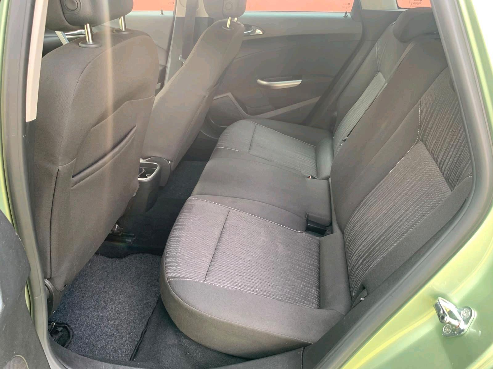 Opel Astra 2011 — photo 12