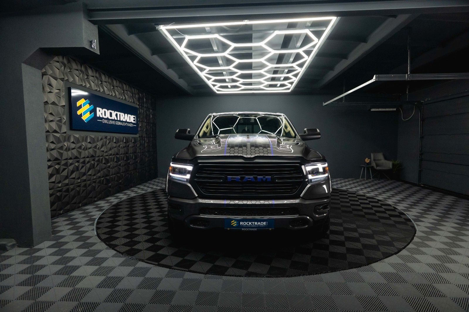 Fahrzeugabbildung Dodge RAM 5.7 V8 HEMI 4x4 OFFROAD Night-Paket *LED*