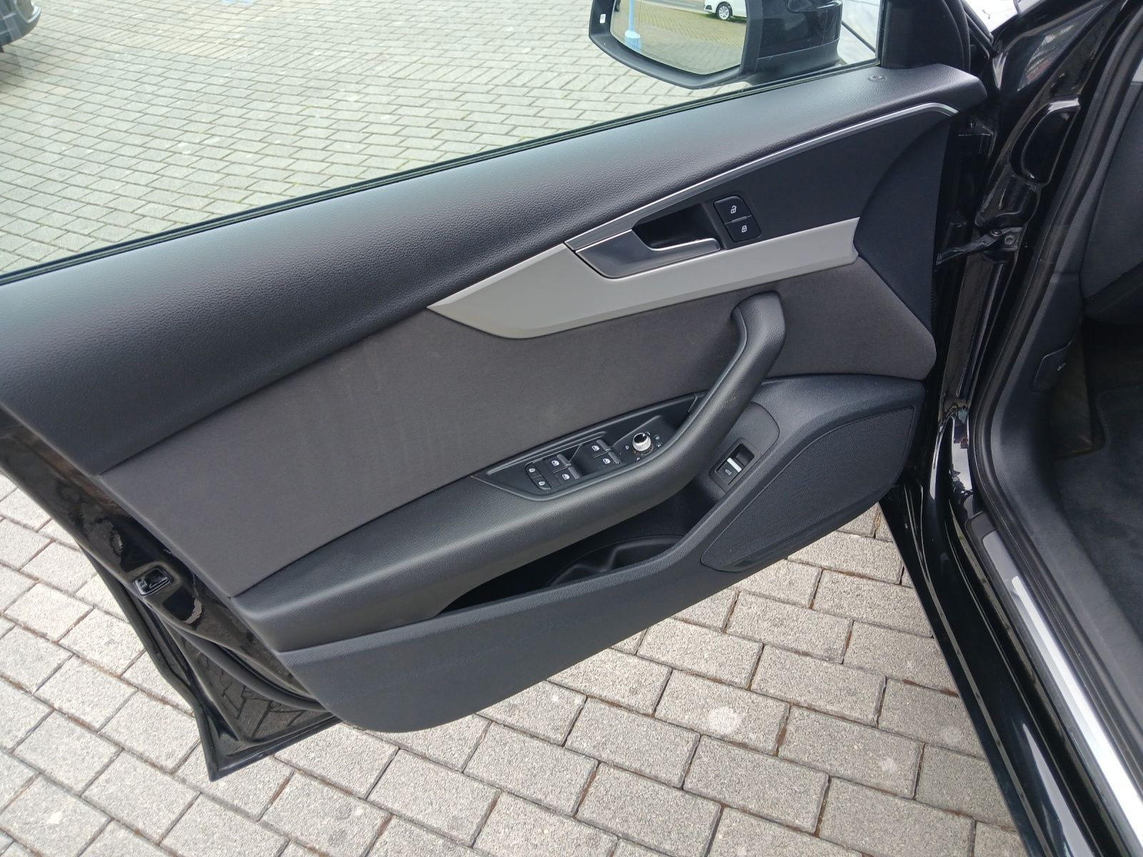 Fahrzeugabbildung Audi A4 Avant 35 TFSI  Navi GRA PDC SH LM