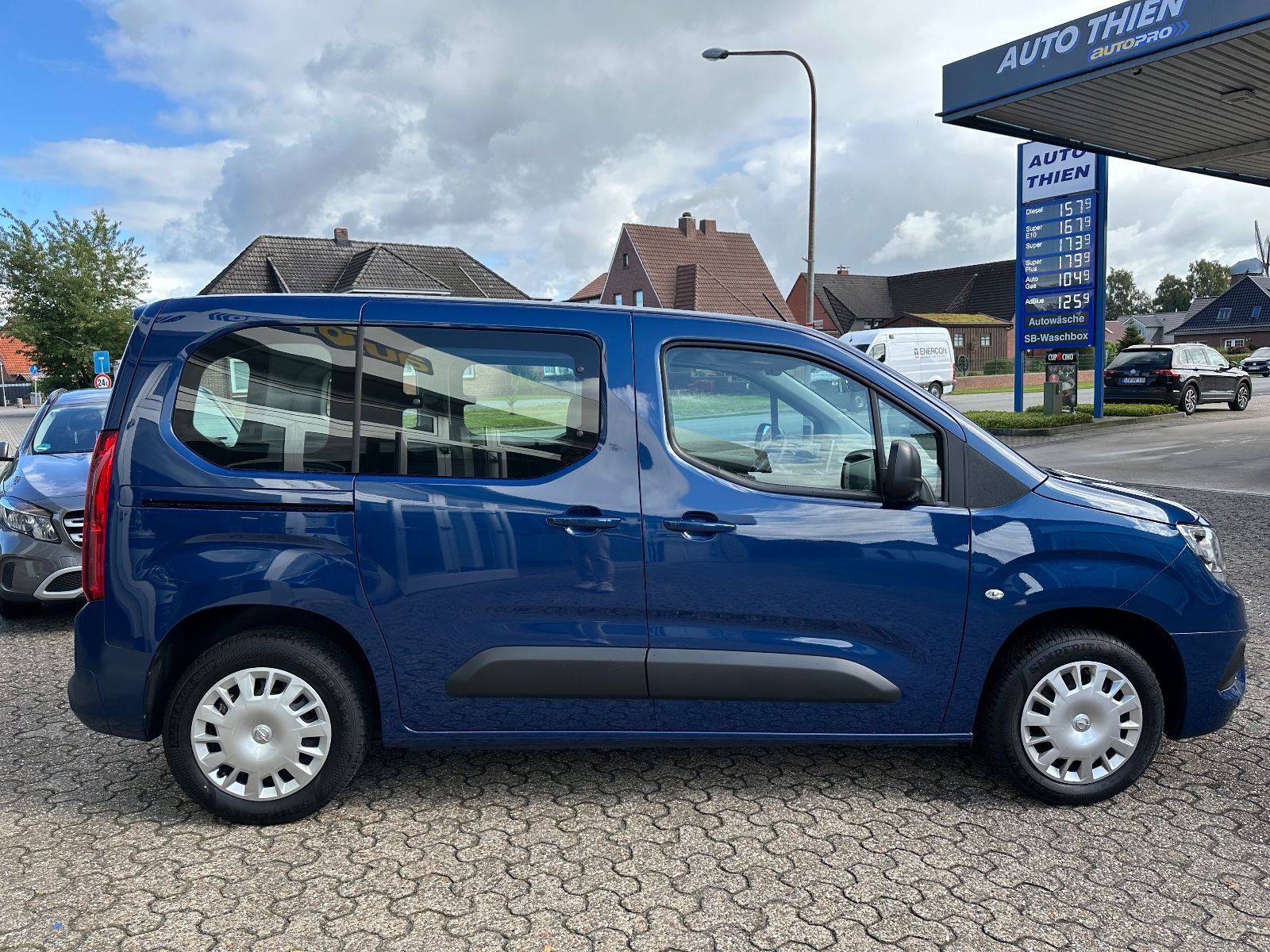 Fahrzeugabbildung Opel Combo Life 1.5 D Edition AHK/SHZG/Parkpilot/GRA