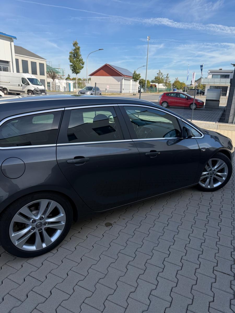 Opel Astra 2011 — interior