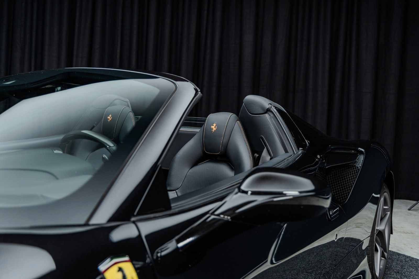 Fahrzeugabbildung Ferrari F8 Spider + Nero Daytona + Carbon + Lift + Garan