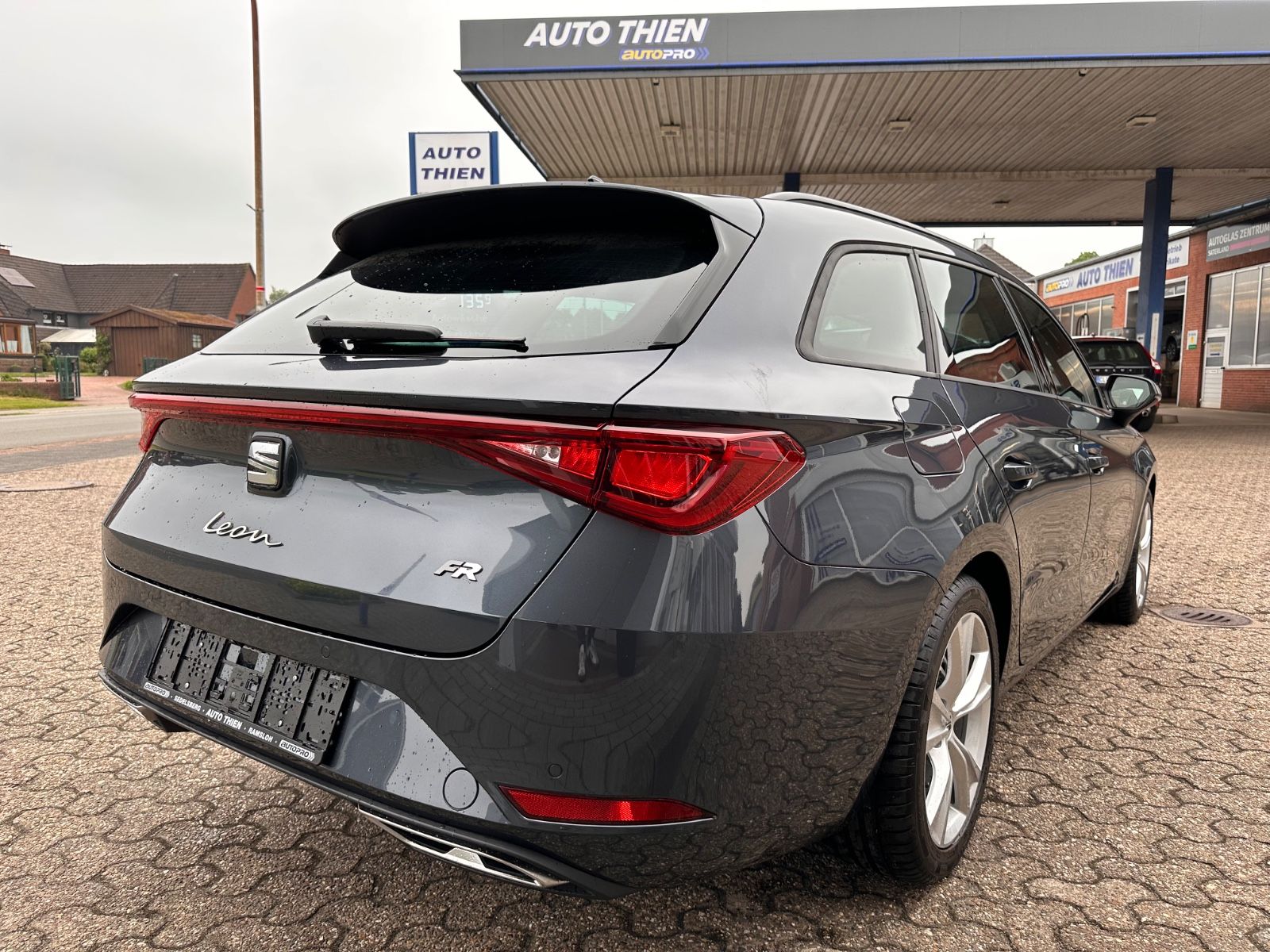 Fahrzeugabbildung SEAT Leon ST FR 1.5 eTSI DSG LED/GRA/SHZ/Kamera/APP