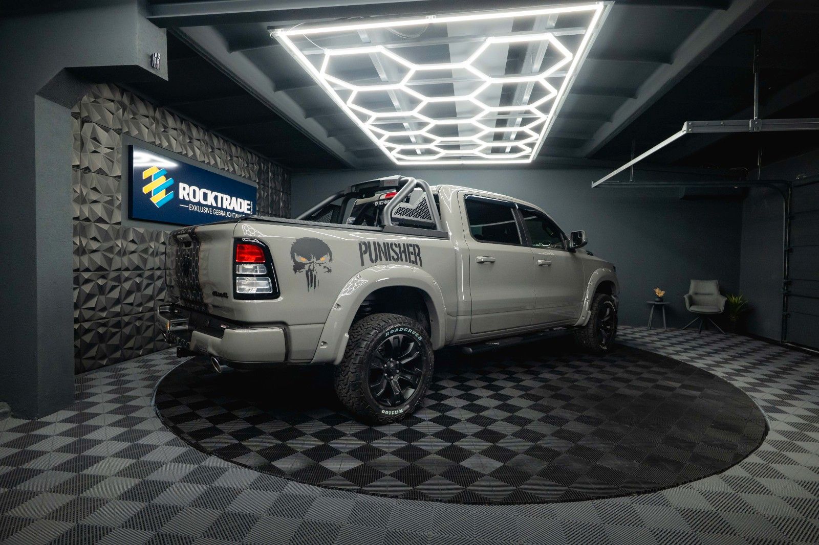 Fahrzeugabbildung Dodge RAM 5.7 V8 HEMI 4x4 OFFROAD Night PUNISHER 19%