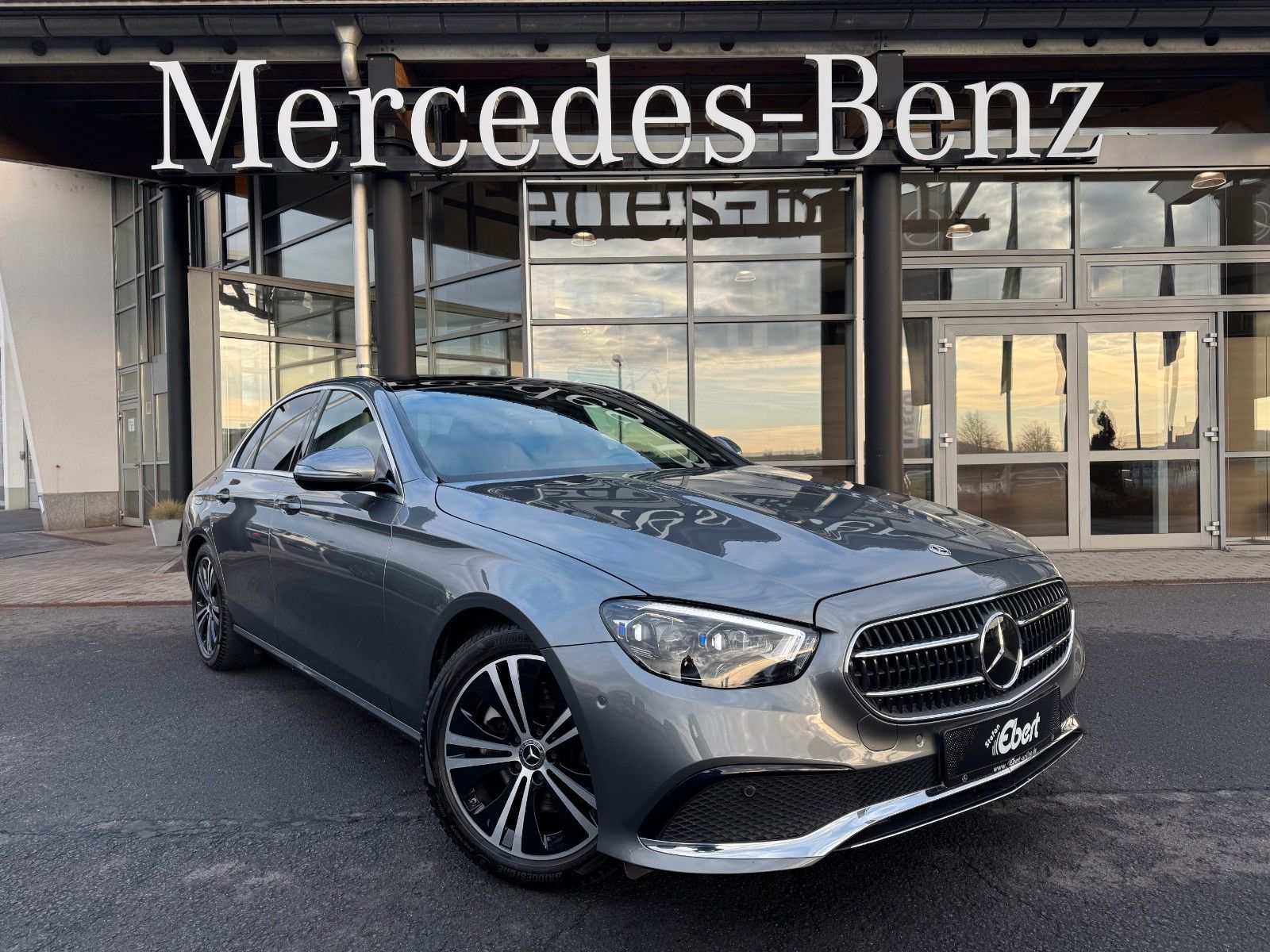 Fahrzeugabbildung Mercedes-Benz E 220d Avantgarde+Distr+Pano+AHK+MultiB+Ambiente