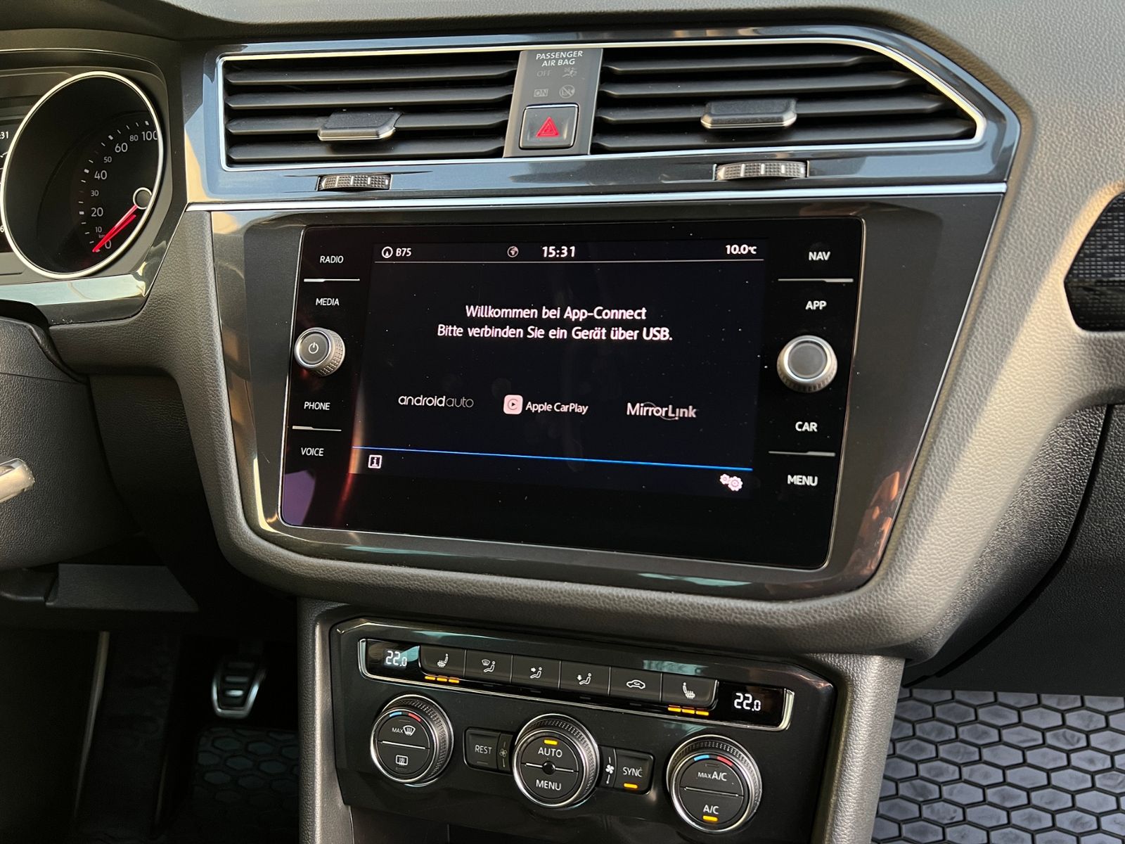 Fahrzeugabbildung Volkswagen Tiguan SOUND 1.4 TSI ACT BMT *AHK, Navi, Kamera*