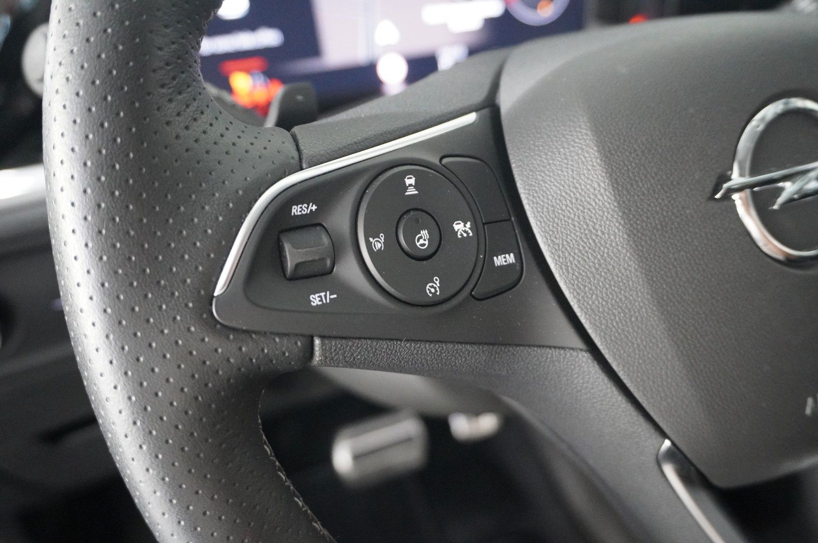 Fahrzeugabbildung Opel Grandland (X) 1.6T GSe 4HYBRID NAVI/LED/KAMERA