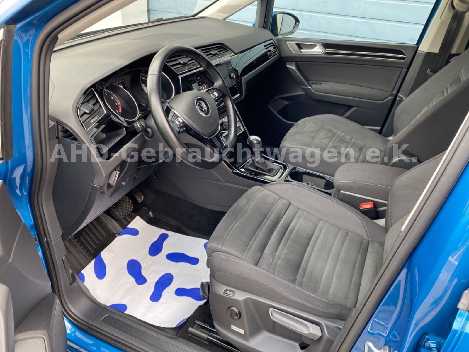 Fahrzeugabbildung Volkswagen Touran 1.5 TSI Highline R-Line LED AHK 7-Sitzer