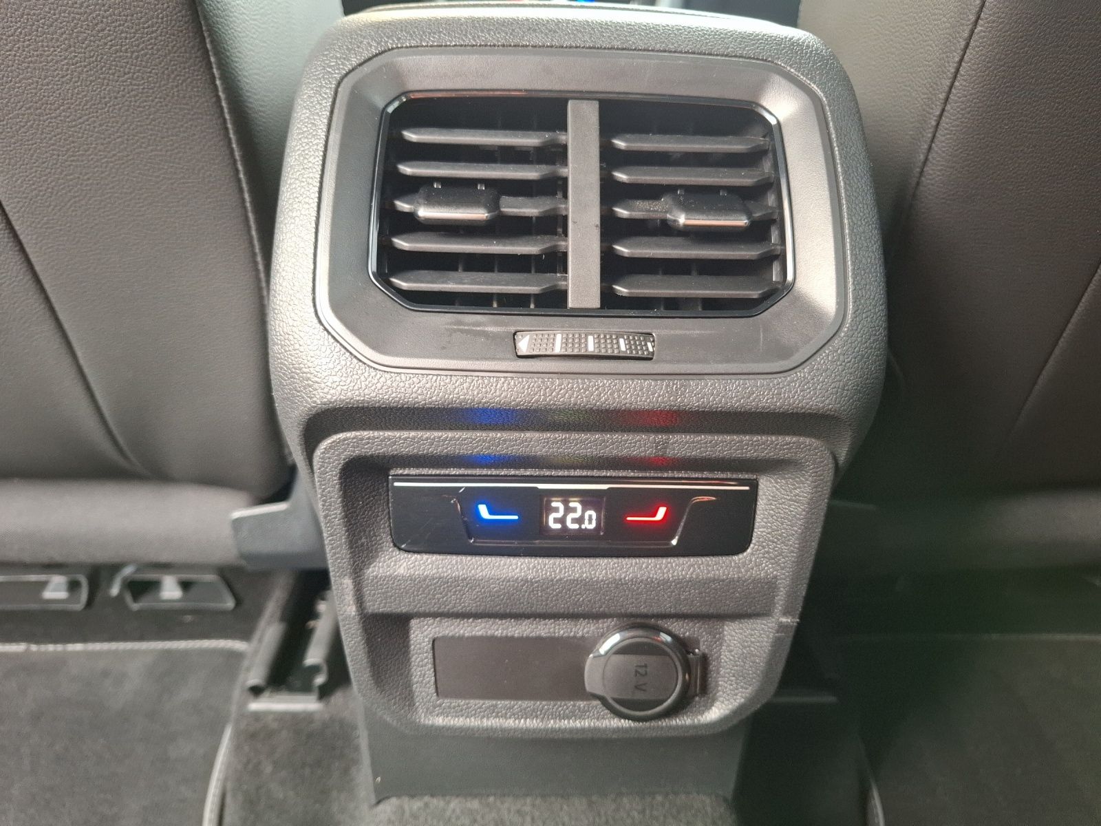 Fahrzeugabbildung Volkswagen Tiguan TDI R-Line DSG STH Matrix AHK Navi AID AC