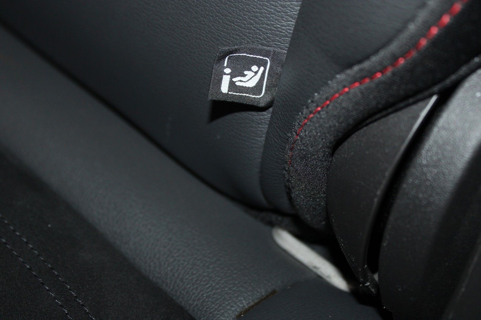 Fahrzeugabbildung Ford Kuga ST-Line Aut. 4x4 PANO CAM Xenon WinterPak.