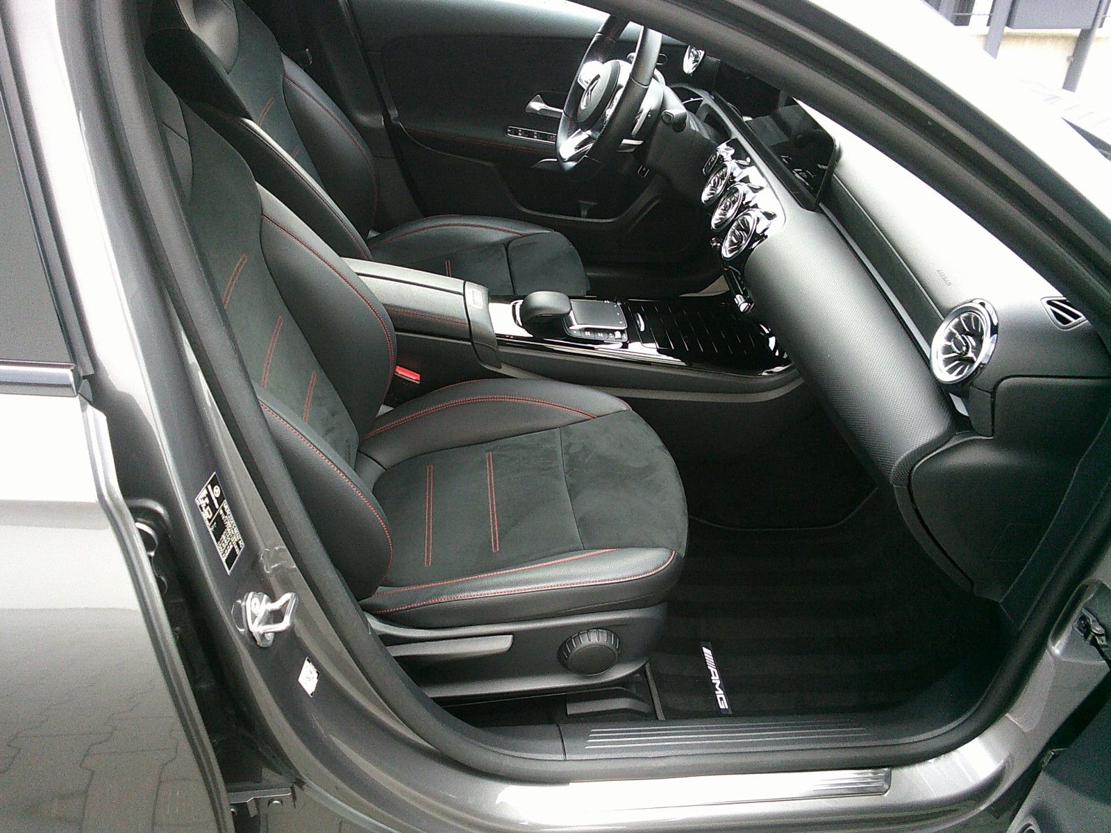 Fahrzeugabbildung Mercedes-Benz A 250 e AMG / Night-Paket