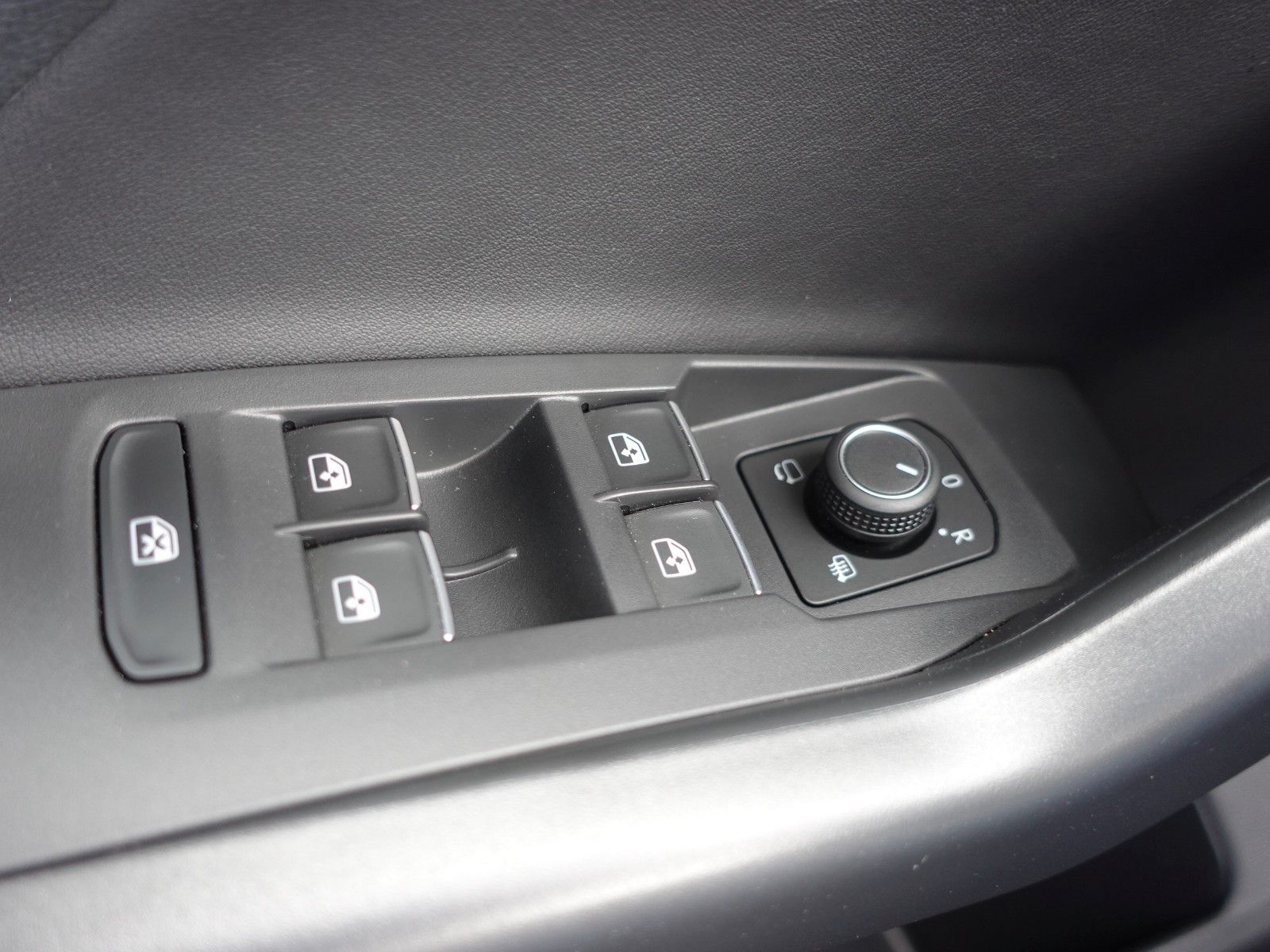 Fahrzeugabbildung Volkswagen T-Cross 1.5 TSI OPF DSG R-Line I.Hd/AHK/Matrix/.
