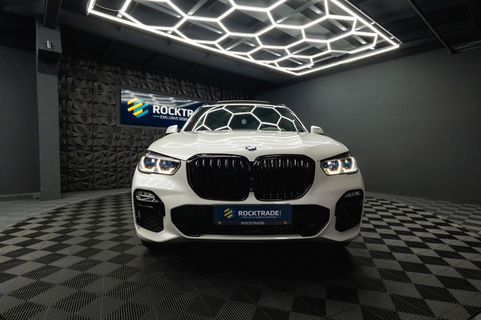 Fahrzeugabbildung BMW X5 M50i Shadow Line | ACC | Pano | Laser | Sky