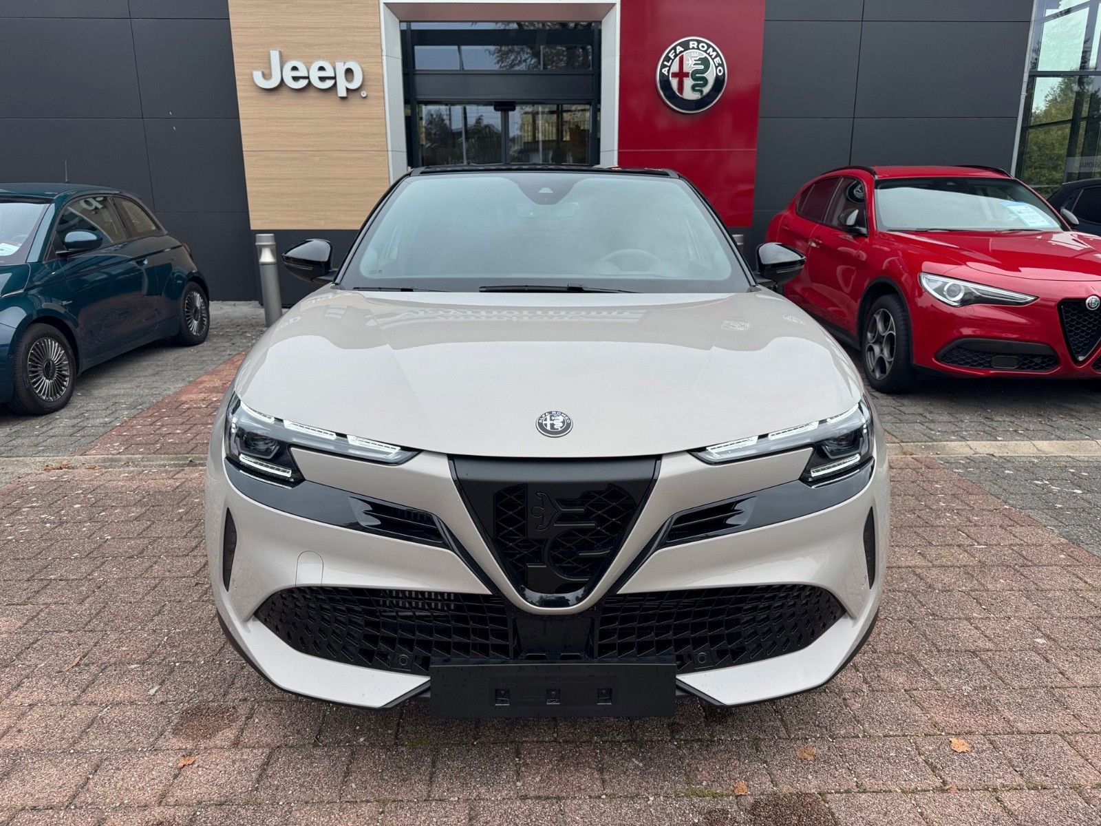 Fahrzeugabbildung Alfa Romeo Junior Ibrida Benzin Speciale 145PS Navi Kamera