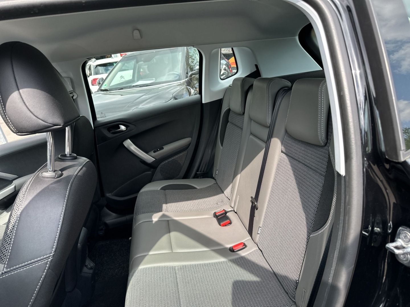 Fahrzeugabbildung Peugeot 2008 1.2 Allure PureTech 82  Tempomat  Navi