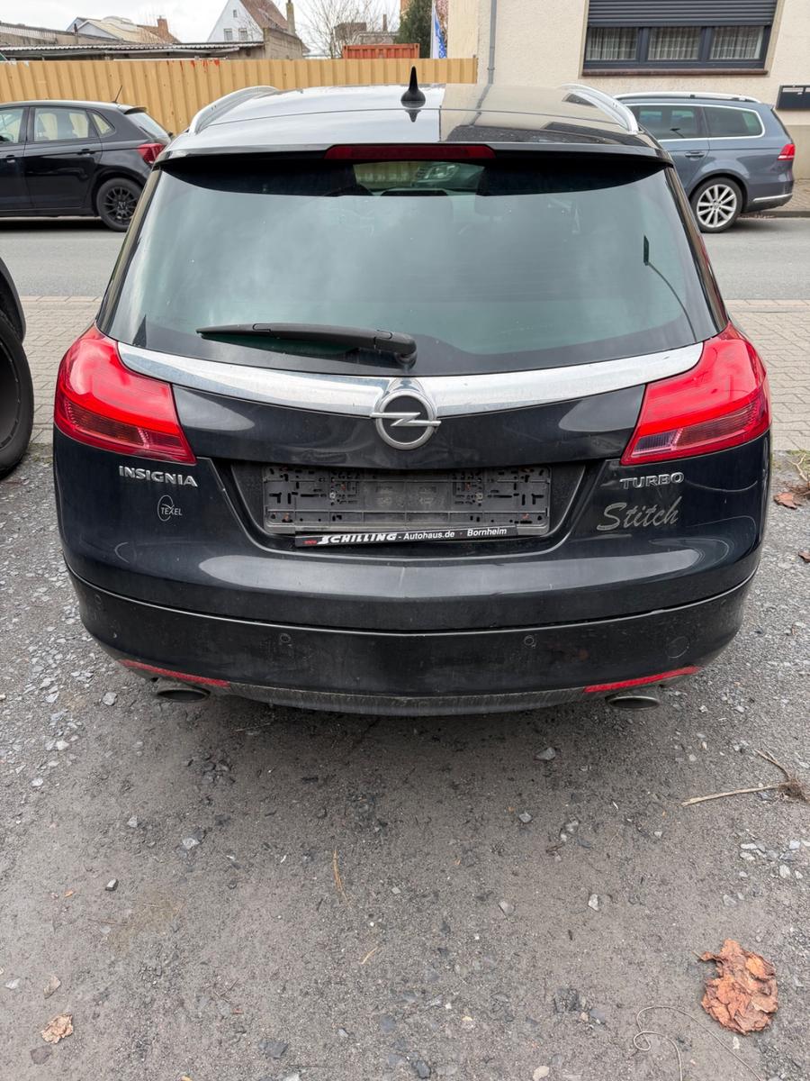Opel Insignia 2010 — вигляд ззаду