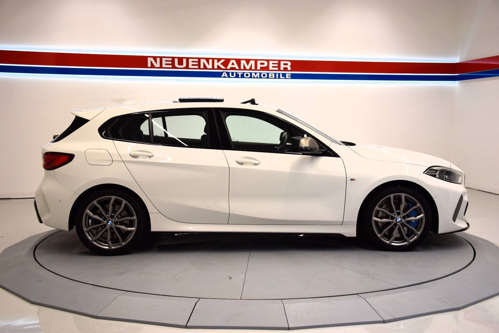 Fahrzeugabbildung BMW M135i xDrive Pano ACC HuD harman/karo NP 63.300€