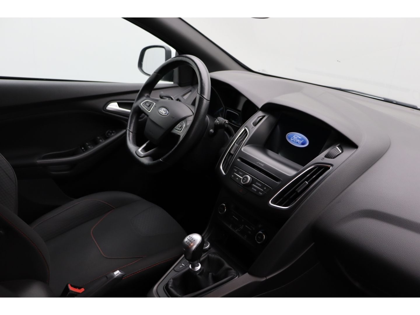 Fahrzeugabbildung Ford Focus 1.0 Turnier ST-Line 2-Zonen-Klimaautom