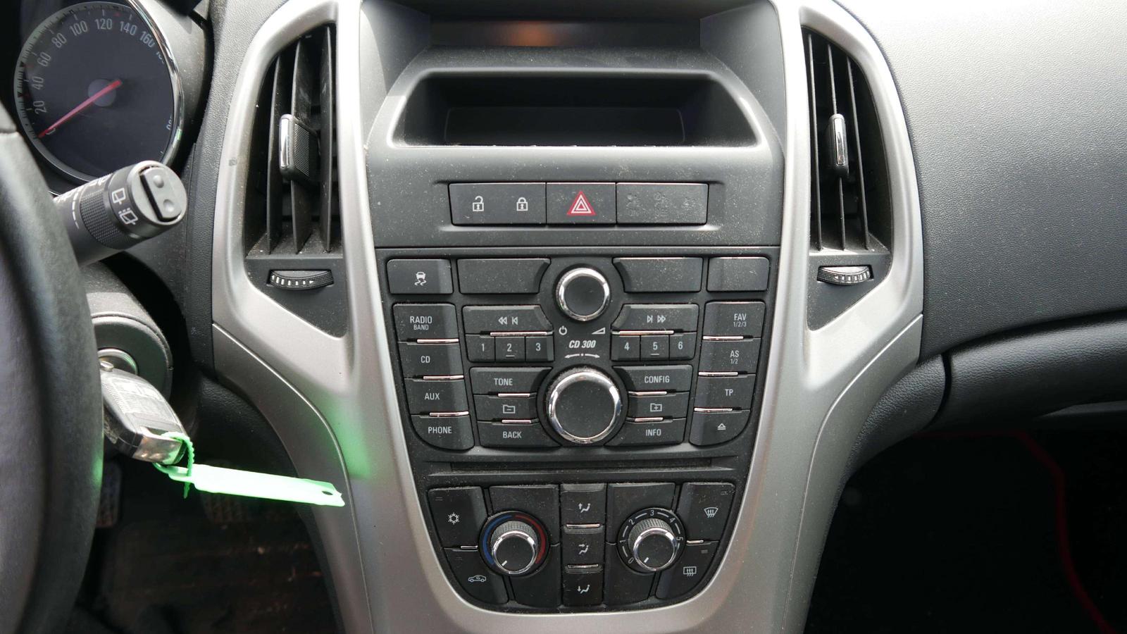 Opel Astra 2011 — photo 12