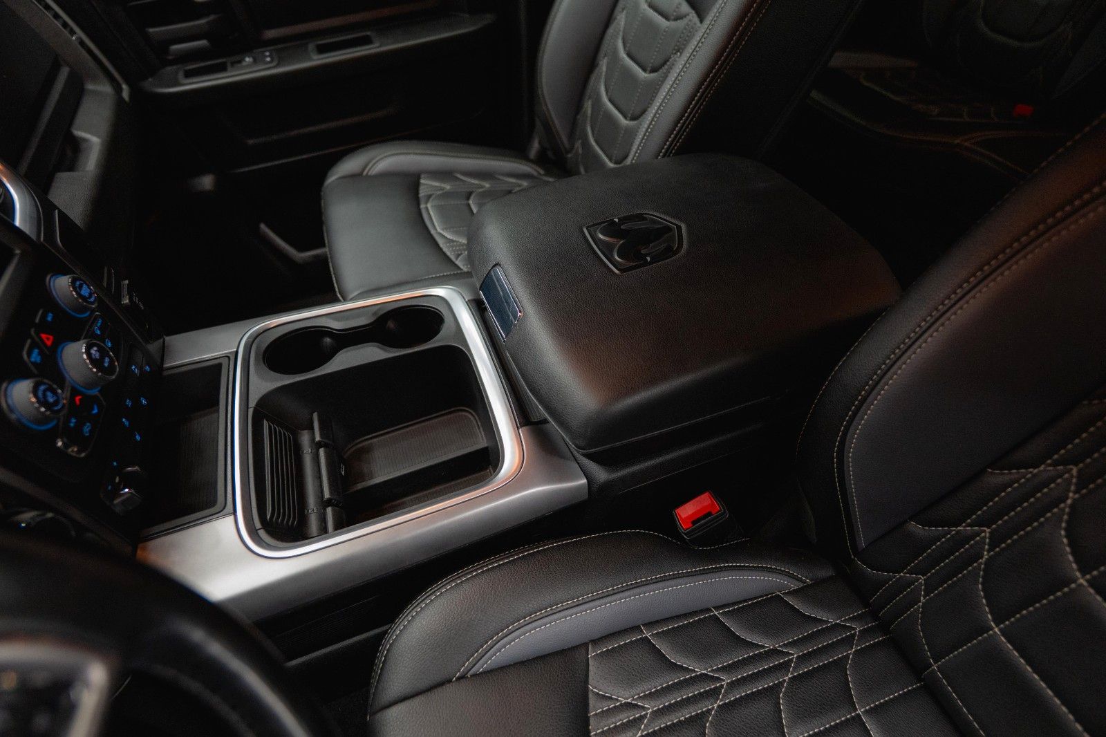 Fahrzeugabbildung Dodge RAM 5.7 V8 HEMI 4x4 OFFROAD Night-Paket *LED*AHK