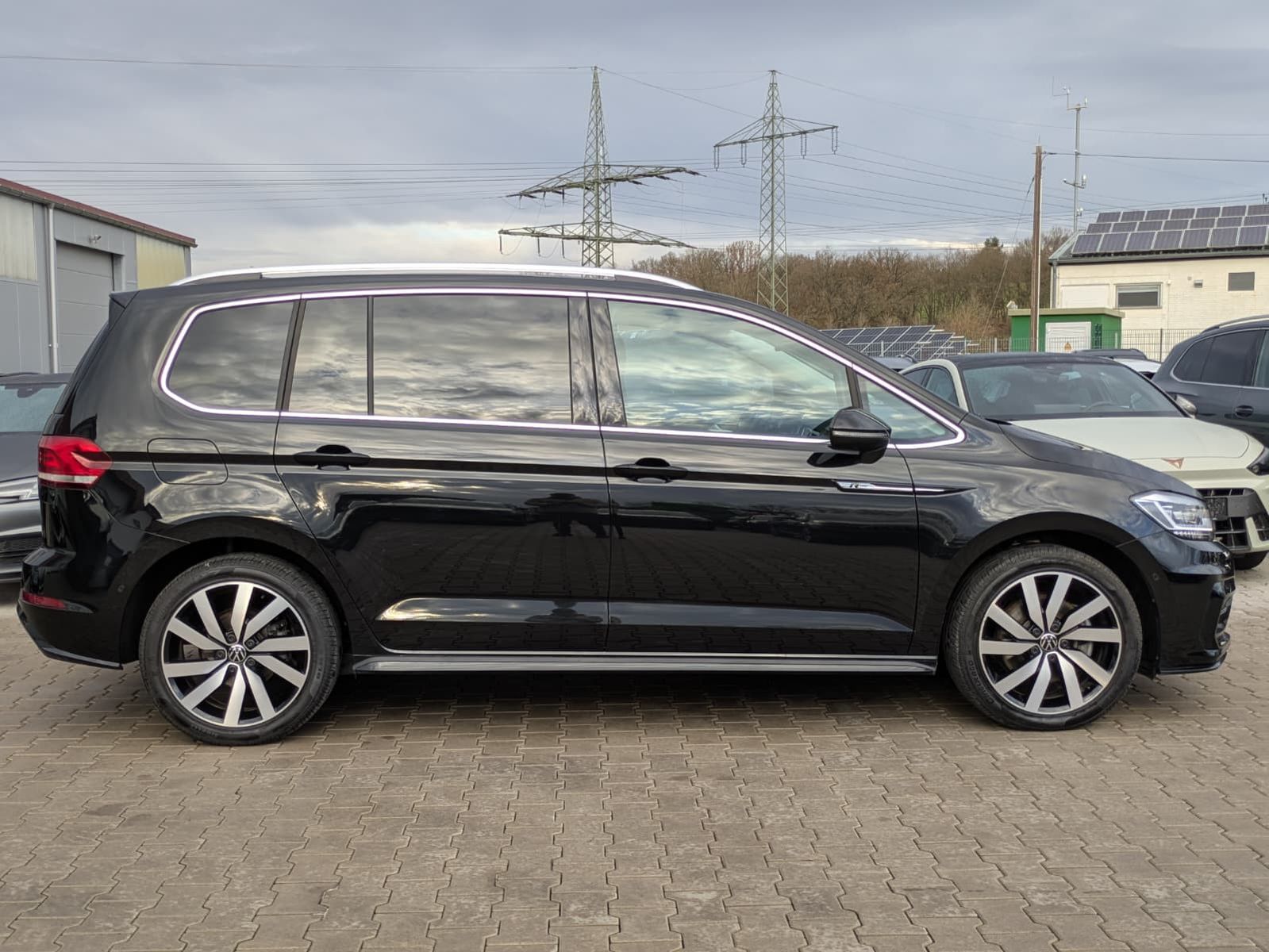 Fahrzeugabbildung Volkswagen Touran 2.0 DSG R-Line High. Pano 7-Si IQ.Dri AHK
