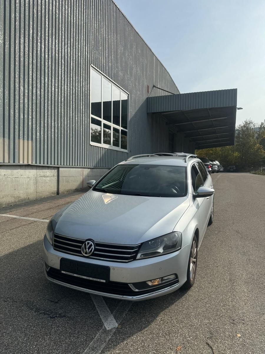 Volkswagen Passat 2012 — вигляд ззаду