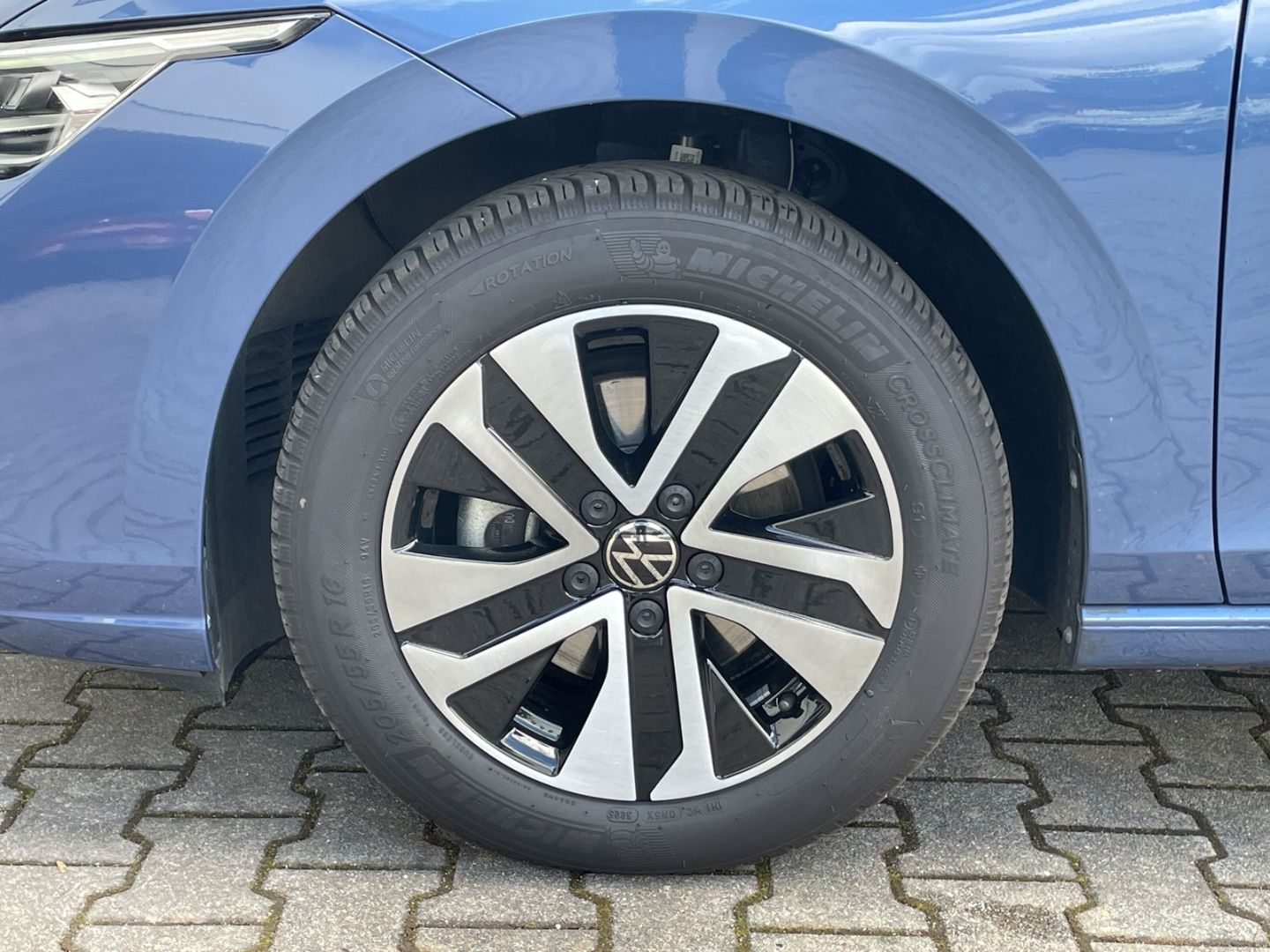 Golf VIII 1.5 eTSI DSG Energy AHK/ACC/Navi/LED P