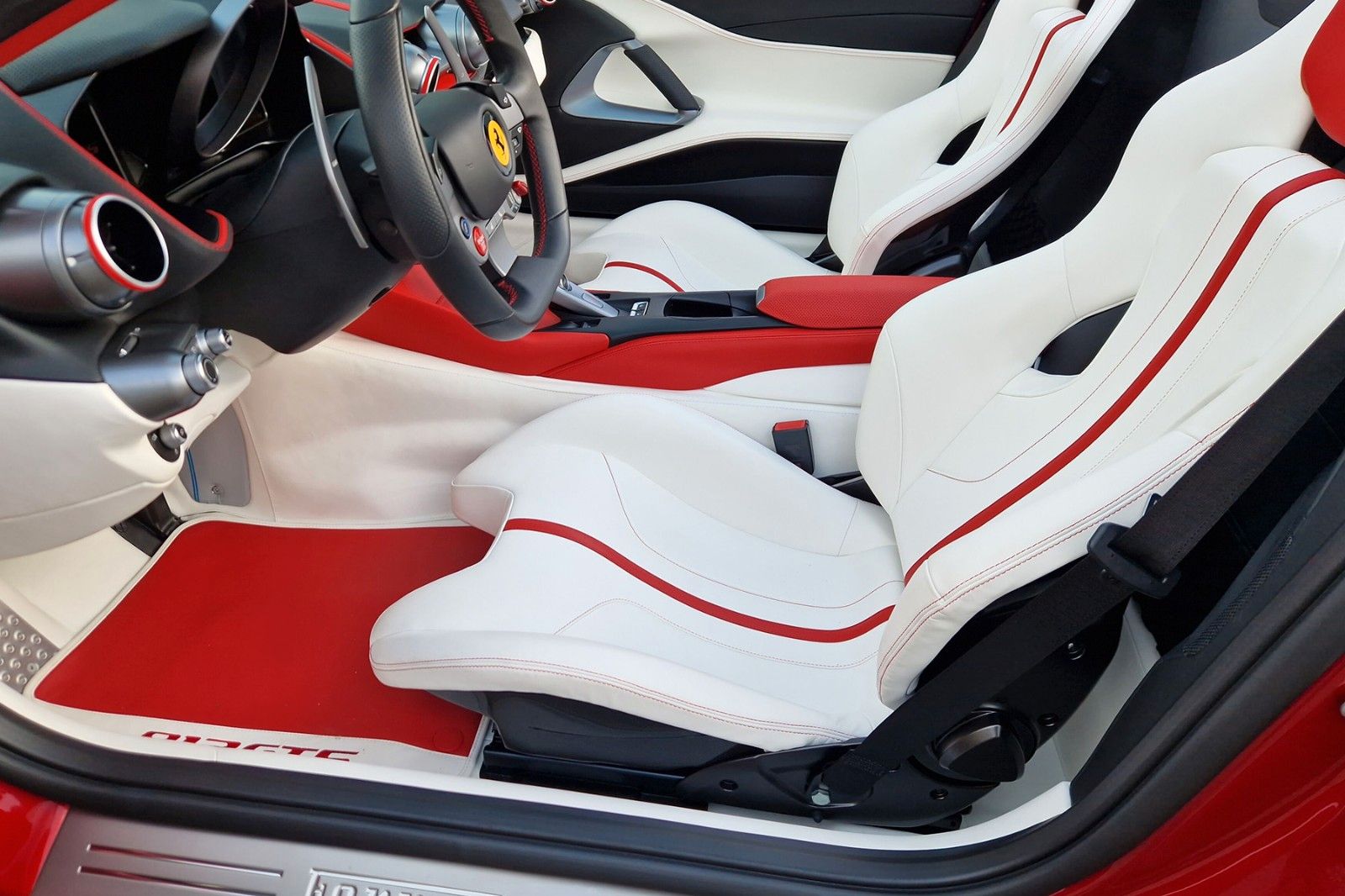 Fahrzeugabbildung Ferrari 812 GTS*Atelier*Lift*Surround View*rosso fuoco