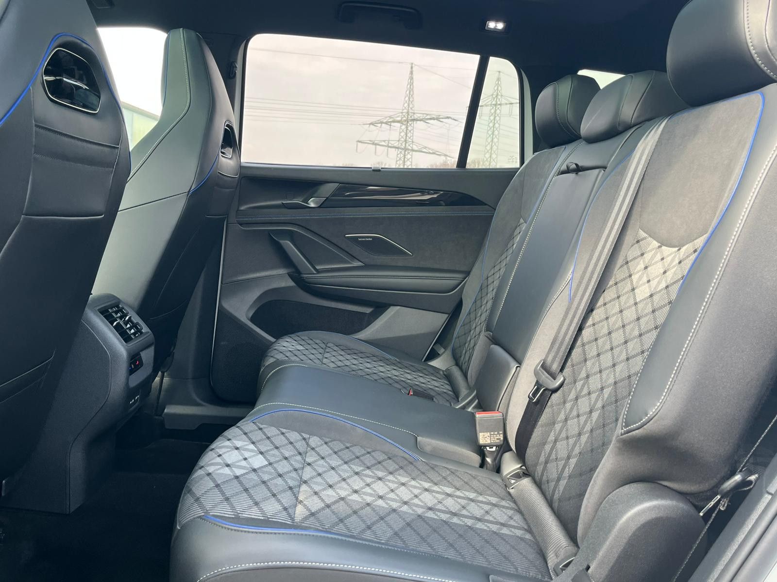 Fahrzeugabbildung Volkswagen Tayron 2.0 TDI 4M R-Line BLACK*7Si*MATRIX*PANO