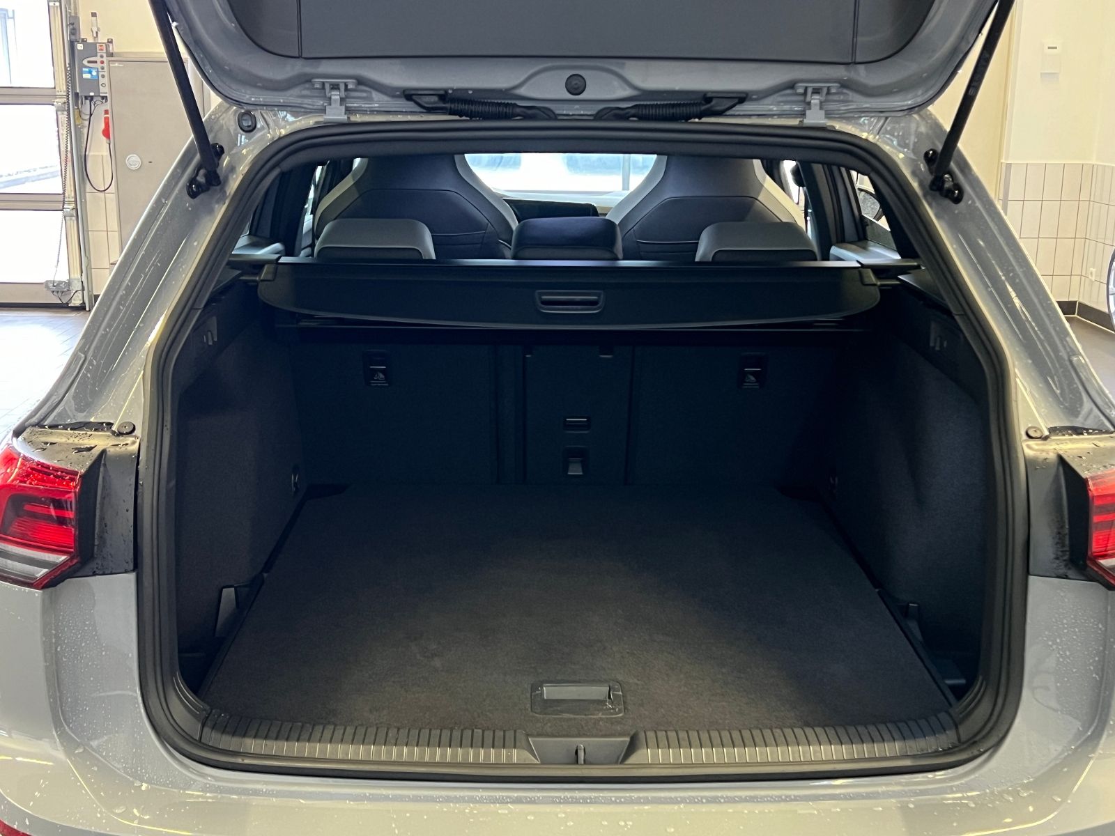 Fahrzeugabbildung Volkswagen Golf VIII Variant R-Line 1.5 eTSI DSG *AHK, LED,