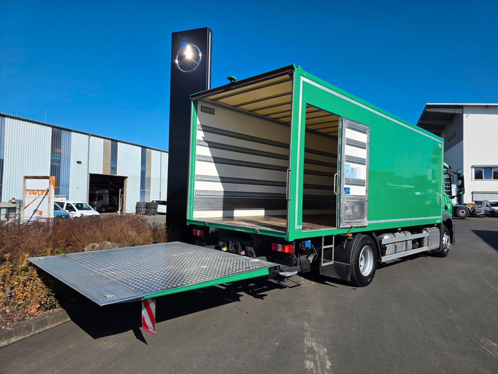 Fahrzeugabbildung Mercedes-Benz Actros 1824 L 4x2 LBW 2.000kg Tür Kamera Navi
