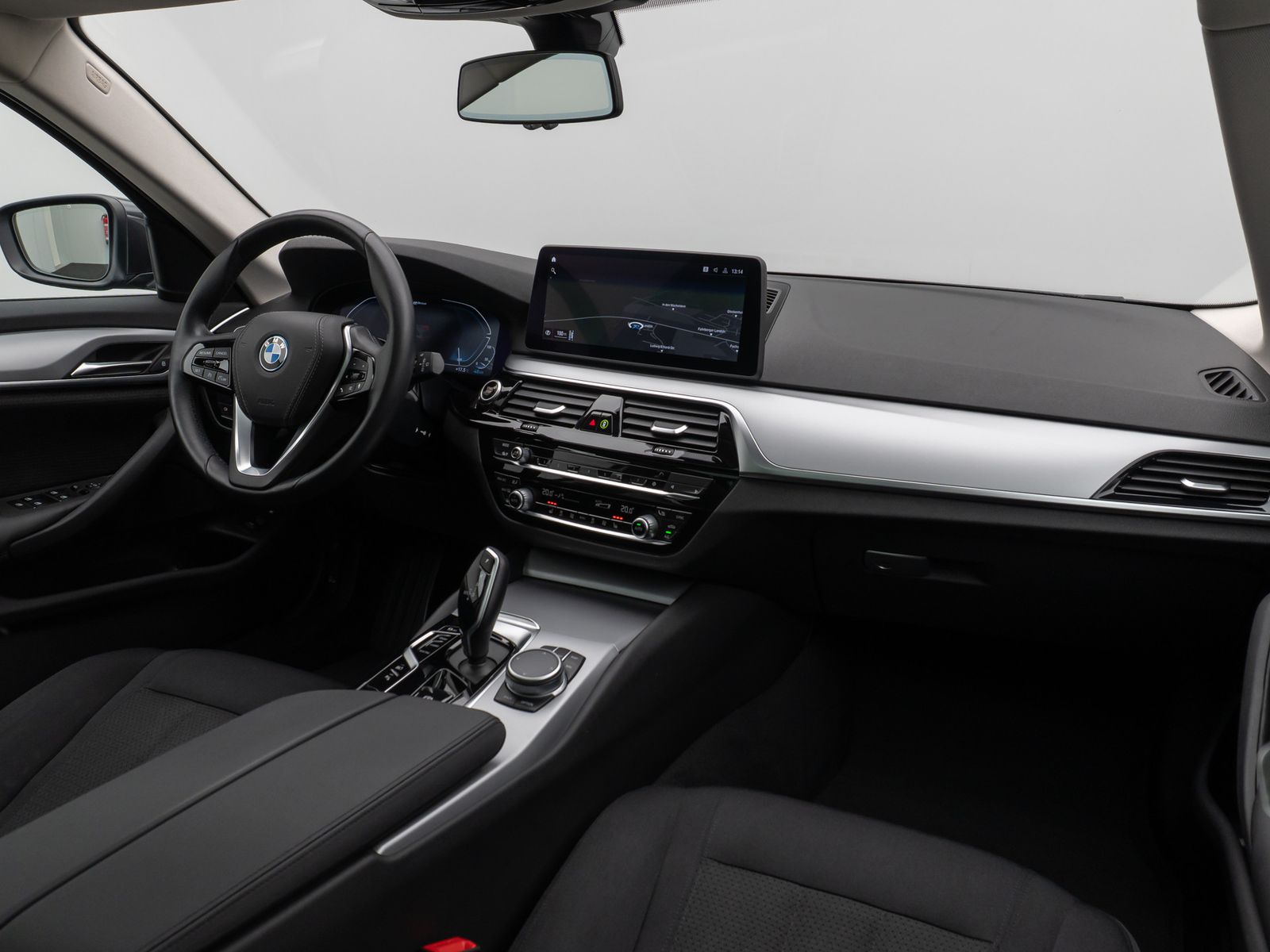 Fahrzeugabbildung BMW 530e xD Panorama DAB CockPitPro Alarm PDC 19Zoll