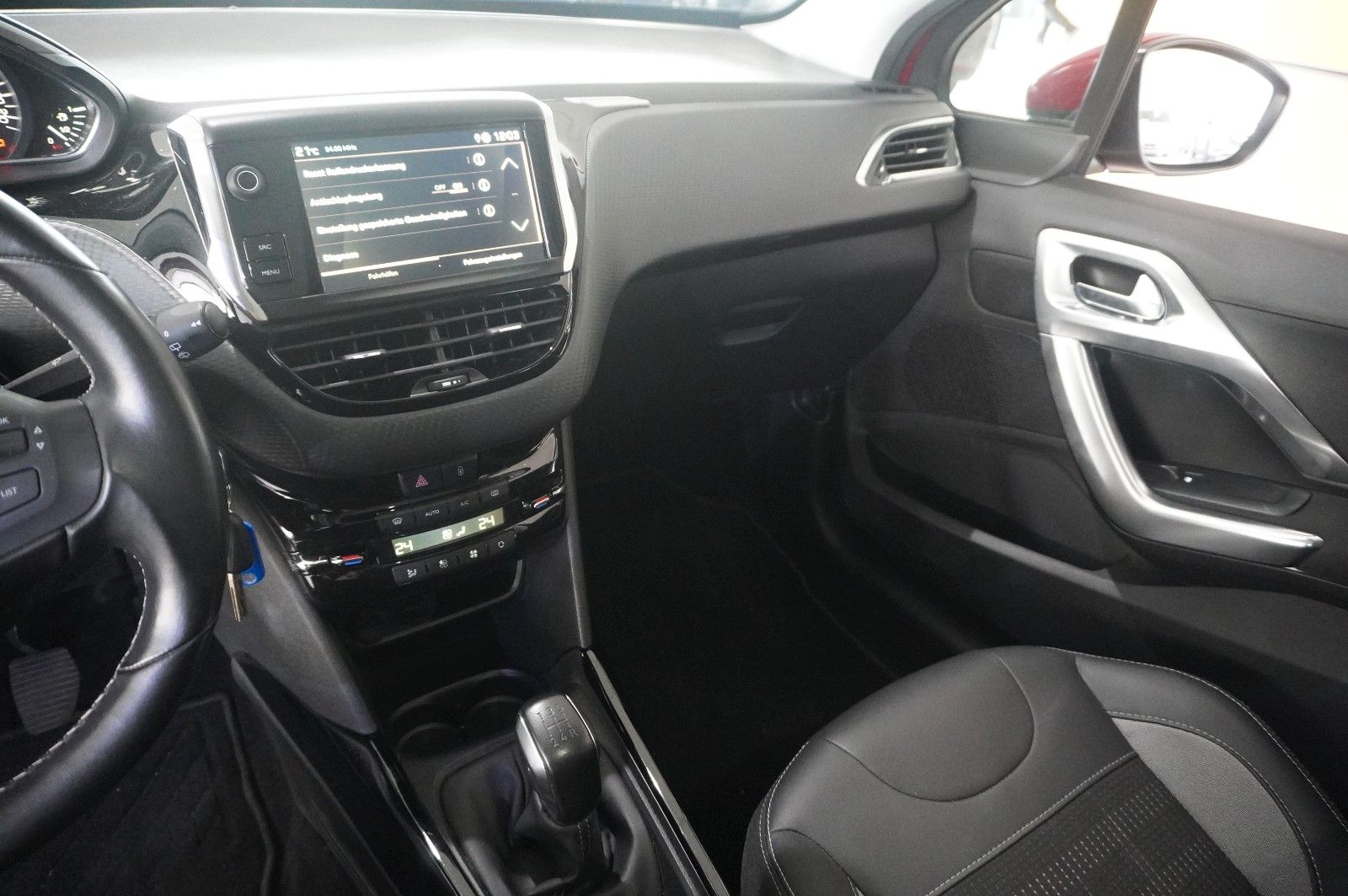 Fahrzeugabbildung Peugeot 2008 1.5D ALLURE NAVI/LED/KAMERA/SHZ/PANO./SPORT