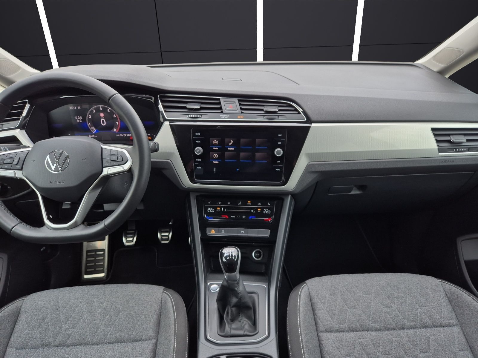 Fahrzeugabbildung Volkswagen Touran TSI Move 7-Si AHK Navi AID ACC PDC SH LM