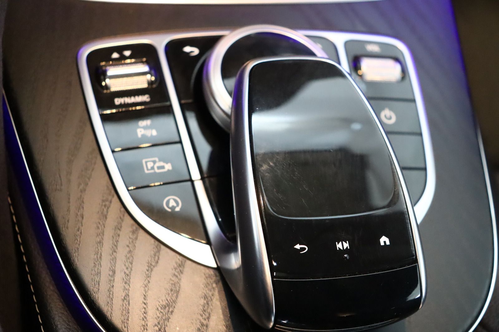 Fahrzeugabbildung Mercedes-Benz E 220 d Night Edition * Airscarf * LED *