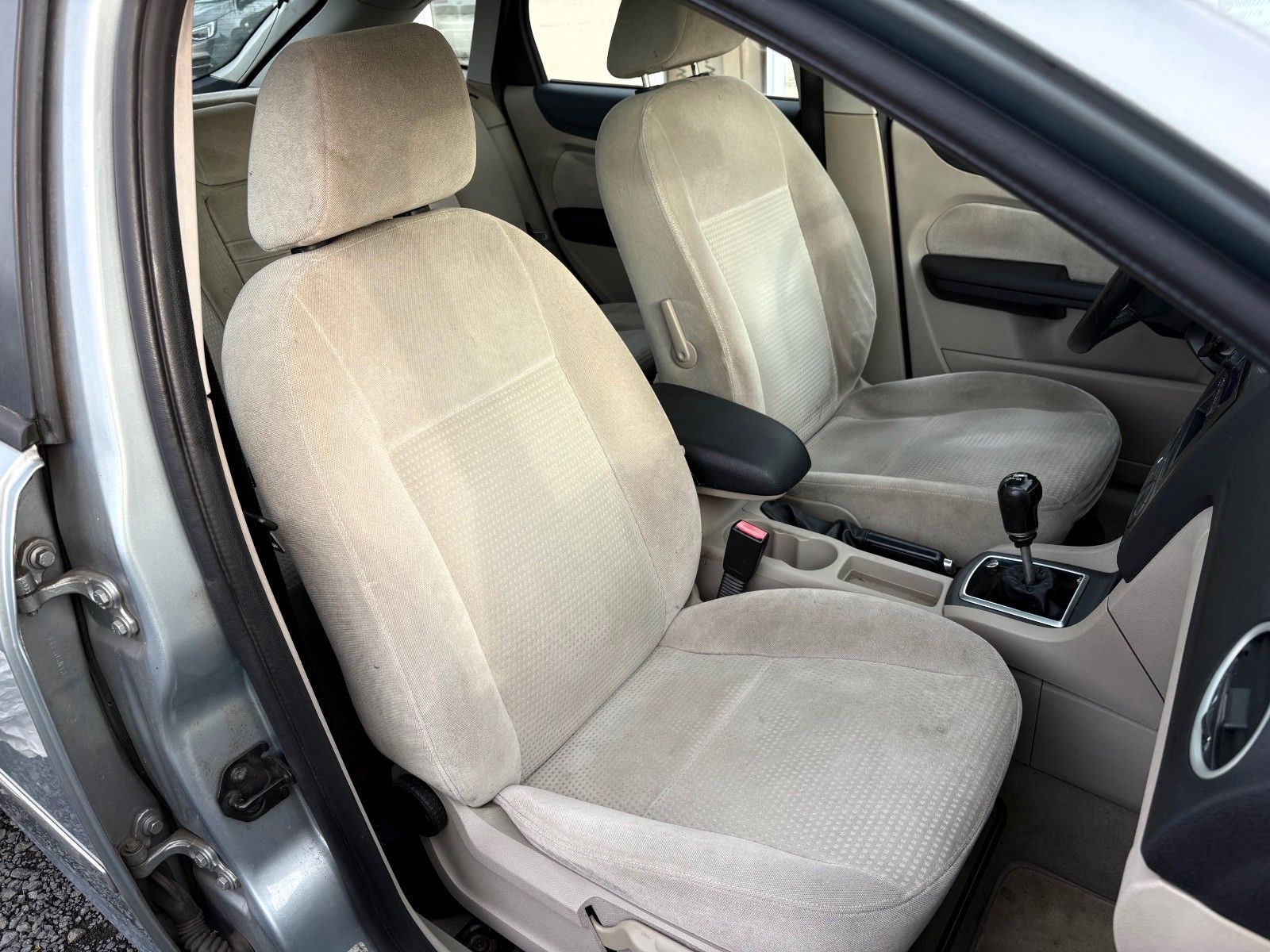 Fahrzeugabbildung Ford Focus 1.6 Lim. Ghia Klimaauto Glasdach SHZ PDC