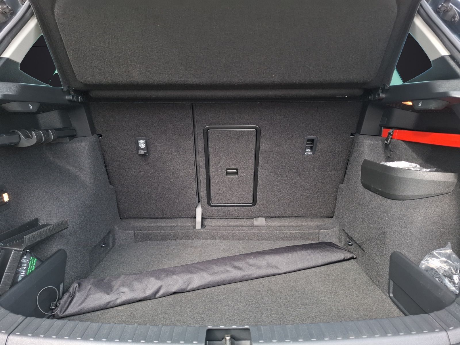 Fahrzeugabbildung SKODA Karoq TSI Ambition LED Navi GRA PDC SH LM