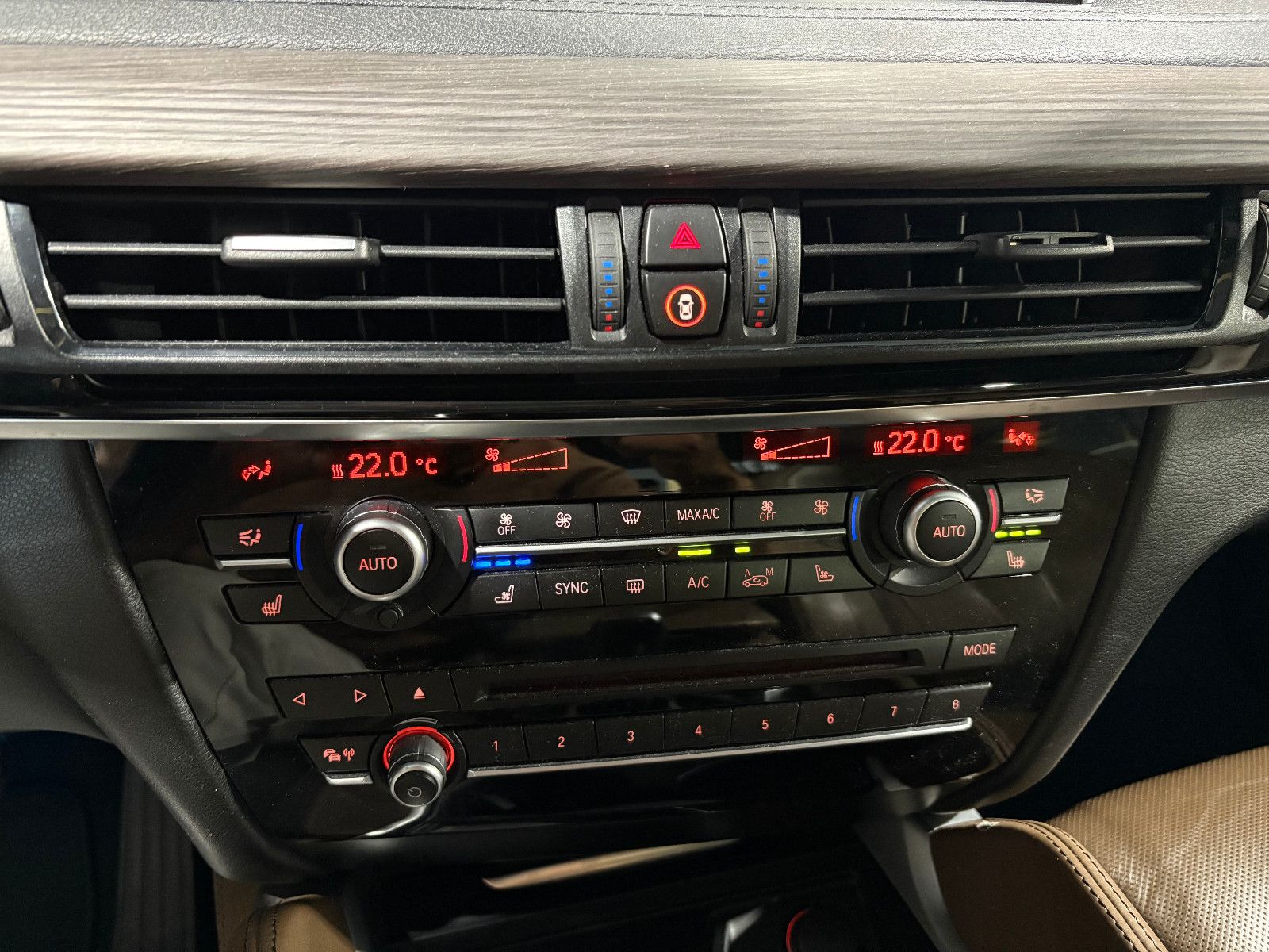 Fahrzeugabbildung BMW X6 xDrive 30 d/360°/PANO/HEAD-UP/NAVI/MEMORY/SHZ