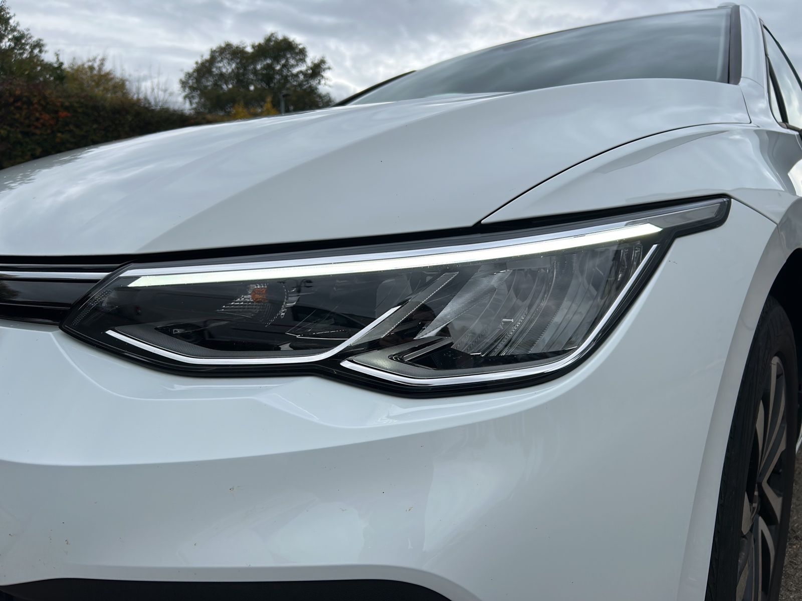 Fahrzeugabbildung Volkswagen Golf VIII Variant eTSI Active DSG LED ACC SH Rea