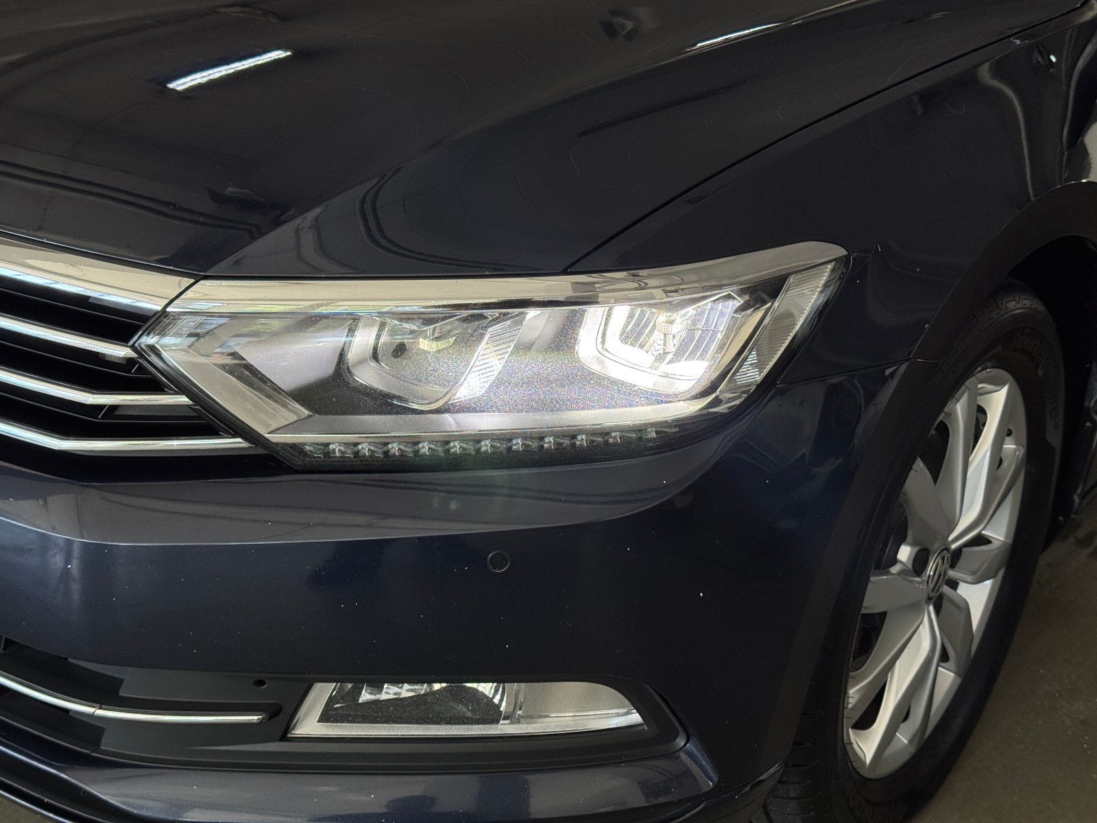 Fahrzeugabbildung Volkswagen Passat 2.0 TDI DSG COMFORTLINE NAVI LED AHK ACC