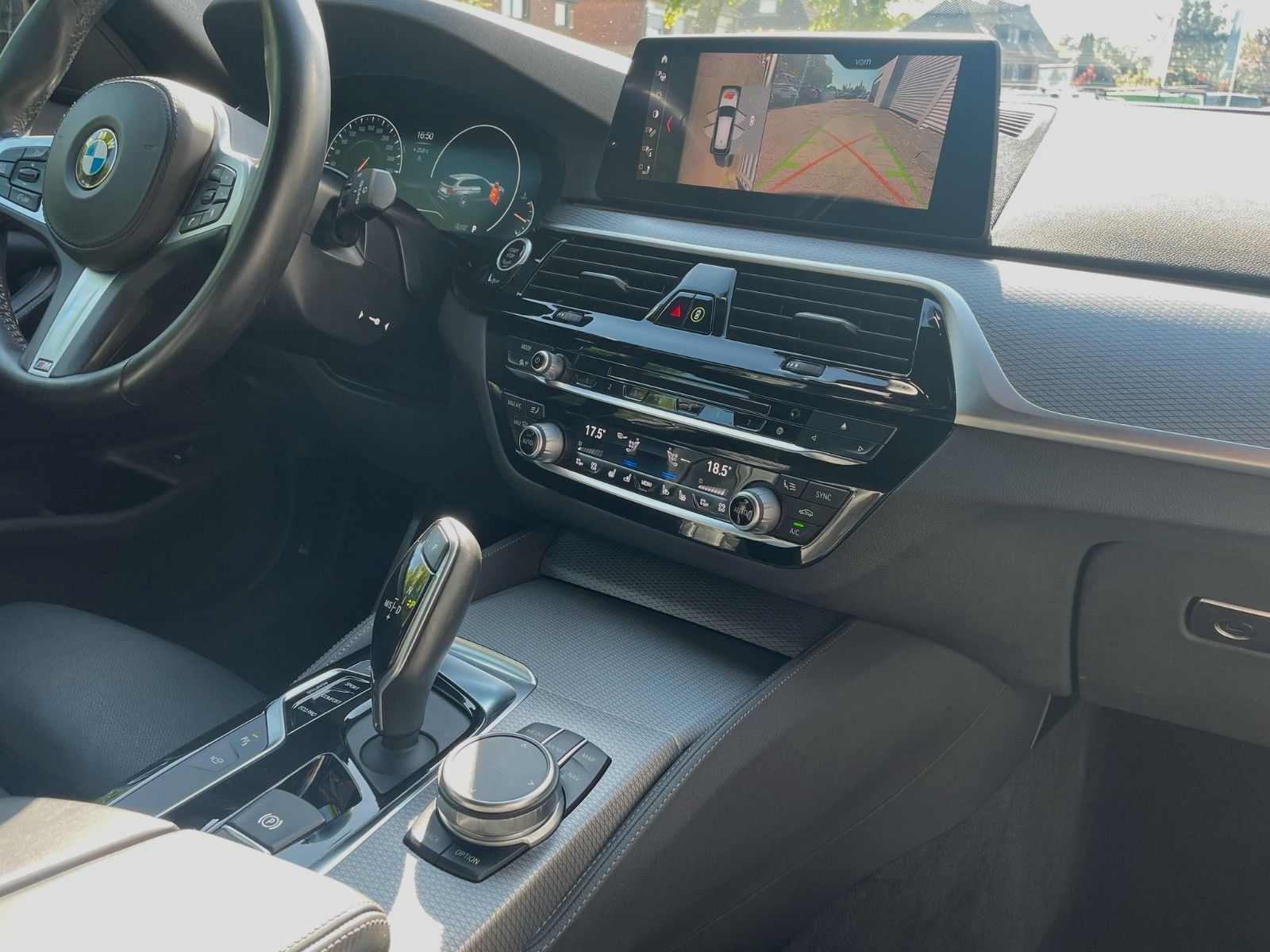 Fahrzeugabbildung BMW 540 d xDrive SAG M SPORT HUD KOMFORTSITZE  DDC